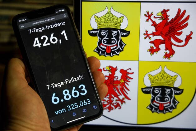 Coronavirus in Germany Covid 19 Dashboard of the Robert Koch Institute DEU, Germany, Mecklenburg Vorpommern 12 12 2021 The 7-day incidence for the state Cases last 7 days 100 000 PE is displayed on an iPhone, with the state coat of arms in the background.