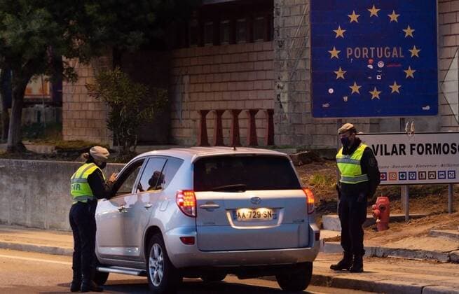 Portugal Coronavirus Restrictions 6719638 11.12.2021 Portuguese National Guard officers stop drivers and check their Covid-19 passport or any negative coronavirus test before letting them getting into Portugal, on the border between Portugal and Spain, in Vilar Formoso, Portugal. From December 1, Portugal controls the access into the country from Spain, in order to avoid the state of calamity due the high incidence of the Covid-19. Gustavo Valiente Sputnik Portugal  Copyright: xGustavoxValientex
