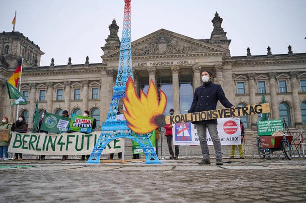 News Themen der Woche KW49 News Bilder des Tages Ein Vier-Meter-hohe Eiffelturm brennt symbolisch vor dem Reichstaggebaeude in Berlin (Foto vom 12.12.2021). Zum sechsten Jahrestag der Unterzeichnung des Pariser Klimaabkommens hat Parents for Future von der Bundesregierung weitergehende Massnahmen gegen den Klimawandel gefordert. Mit der symbolischen Verbrennung appellierten die Klimaaktivisten an die Bundestagsabgeordneten, die notwendigen Massnahmen zur Reduzierung des Treibhausgas-Ausstosses zu verabschieden. (Siehe epd-Meldung vom 12.12.2021) Aktivisten setzen Eiffelturm vor dem Reichstagsgebaeude symbolisch in Brand *** A four meter high Eiffel Tower symbolically burns in front of the Reichstag building in Berlin Photo taken on 12 12 2021 On the sixth anniversary of the signing of t Copyright: epd-bild ChristianxDitsch EDITORIAL USE ONLY