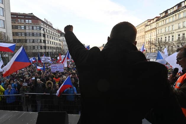 Opponents of anti-epidemic measures have gathered at a rally in Prague s Wenceslas Square on Sunday, December 12, 2021, to protest against compulsory COVID-19 vaccination and against what they call violation of personal freedoms and the constitution, the police estimating the number of participants at about 4,000. (CTKxPhoto VitxSimanek) CTKPhotoP2021121203742 