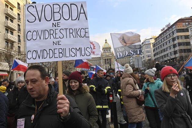 Opponents of anti-epidemic measures have gathered at a rally in Prague s Wenceslas Square on Sunday, December 12, 2021, to protest against compulsory COVID-19 vaccination and against what they call violation of personal freedoms and the constitution, the police estimating the number of participants at about 4,000. (CTKxPhoto VitxSimanek) CTKPhotoP2021121204252 