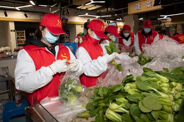 (211212) -- SHANGYU, Dec. 12, 2021 -- Volunteers pack daily necessities for distribution to residents in Shangyu District of Shaoxing City, east China s Zhejiang Province, Dec. 12, 2021. East China s Zhejiang Province registered 138 locally-transmitted confirmed COVID-19 cases and one asymptomatic carrier between Dec. 5 and 3 p.m. Sunday, amid the latest COVID-19 resurgence. Of the total, 44 cases were reported in Ningbo, 77 cases and one asymptomatic carrier were in Shaoxing, and 17 cases were in the provincial capital of Hangzhou, said a provincial government press conference Sunday. (Photo by Xinhua) CHINA-ZHEJIANG-COVID-19-CASES (CN) ZhuxShengjun 