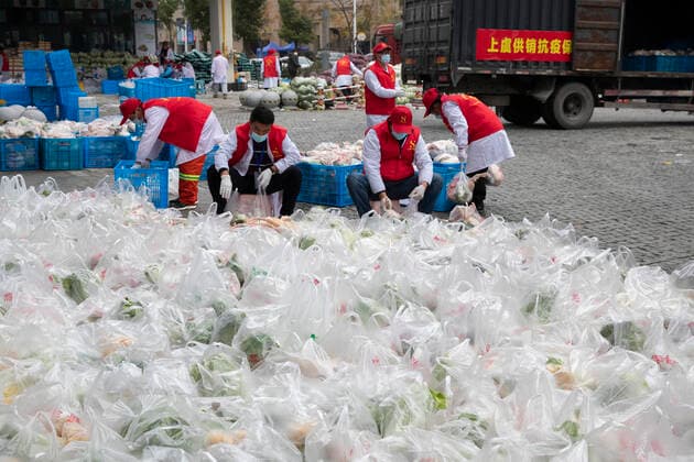 (211212) -- SHANGYU, Dec. 12, 2021 -- Volunteers pack daily necessities for distribution to residents in Shangyu District of Shaoxing City, east China s Zhejiang Province, Dec. 12, 2021. East China s Zhejiang Province registered 138 locally-transmitted confirmed COVID-19 cases and one asymptomatic carrier between Dec. 5 and 3 p.m. Sunday, amid the latest COVID-19 resurgence. Of the total, 44 cases were reported in Ningbo, 77 cases and one asymptomatic carrier were in Shaoxing, and 17 cases were in the provincial capital of Hangzhou, said a provincial government press conference Sunday. (Photo by Xinhua) CHINA-ZHEJIANG-COVID-19-CASES (CN) ZhuxShengjun 