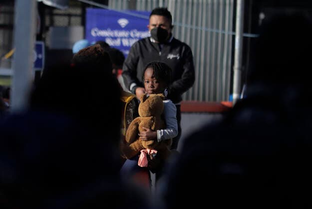 Haitian Migrants Begin Arriving In Mexico City Haitian migrants outside the Central de Autobuses del Norte in Mexico City, who plan to go to various refugee support offices in the capital to try to carry out a procedure that will allow them to stay longer in Mexico in view of the difficulties their compatriots are having to enter the United States. Mexico City Mexico City Mexico  Copyright: xGerardoxVieyrax originalFilename:vieyra-notitle211212_npH0u.jpg