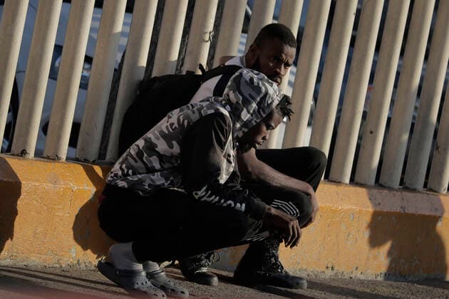 Haitian Migrants Begin Arriving In Mexico City A group of Haitian migrants outside the Central de Autobuses del Norte in Mexico City, who plan to go to various refugee support offices in the capital to try to carry out a procedure that will allow them to stay longer in Mexico in view of the difficulties their compatriots are having to enter the United States. Mexico City Mexico City Mexico  Copyright: xGerardoxVieyrax originalFilename:vieyra-notitle211212_npr3q.jpg