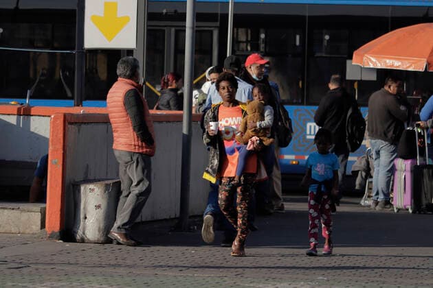 Haitian Migrants Begin Arriving In Mexico City Haitian migrants outside the Central de Autobuses del Norte in Mexico City, who plan to go to various refugee support offices in the capital to try to carry out a procedure that will allow them to stay longer in Mexico in view of the difficulties their compatriots are having to enter the United States. Mexico City Mexico City Mexico  Copyright: xGerardoxVieyrax originalFilename:vieyra-notitle211212_npSDd.jpg