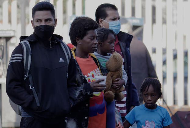 Haitian Migrants Begin Arriving In Mexico City Haitian migrants outside the Central de Autobuses del Norte in Mexico City, who plan to go to various refugee support offices in the capital to try to carry out a procedure that will allow them to stay longer in Mexico in view of the difficulties their compatriots are having to enter the United States. Mexico City Mexico City Mexico  Copyright: xGerardoxVieyrax originalFilename:vieyra-notitle211212_np8xC.jpg