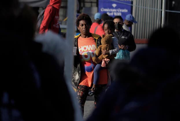 Haitian Migrants Begin Arriving In Mexico City Haitian migrants outside the Central de Autobuses del Norte in Mexico City, who plan to go to various refugee support offices in the capital to try to carry out a procedure that will allow them to stay longer in Mexico in view of the difficulties their compatriots are having to enter the United States. Mexico City Mexico City Mexico  Copyright: xGerardoxVieyrax originalFilename:vieyra-notitle211212_npc0g.jpg
