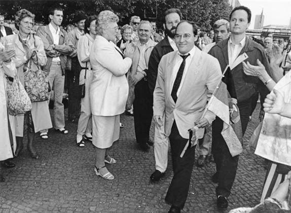 Gregor Gysi, PDS-Vorsitzender, DDR-Fahne, PDS Kundgebung, Berlin, DDR, Mai 1990 DDR, Ostberlin, Berlin, 31. Mai 1990, Gregor Gysi, geb. 1948, PDS-Vorsitzender, Kundgebungsteilnehmer bilden Spalier als Gysi eintrifft, spenden Beifall, DDR-Fahne, DDR-Flagge, PDS-Kundgebung im Berliner Lustgarten, PDS, Politik, Politiker, Kundgebung, Demonstration, Demo, demonstrieren, DDR-Politik, Politiker, Wende, Wendezeit, Gysi, 1990, 90er, 1990er, Jahre, historisch, Zeitgeschichte, Geschichte *** Gregor Gysi, PDS chairman, DDR flag, PDS rally, Berlin, GDR, May 1990 GDR, East Berlin, Berlin, 31 May 1990, Gregor Gysi, born 1948, PDS chairman, rally participants form a line as Gysi arrives, applaud, DDR flag, DDR flag, PDS rally in Berlin Lustgarten, PDS, po