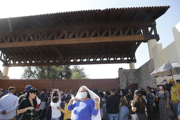 Followers remain on the outskirts of the 3 Potrillos ranch where the funeral of Mexican singer Vicente Fernandez will be held in the city of Guadalajara, in the western state of Jalisco, Mexico, 12 December 2021. With photos, banners and songs, the followers of Vicente Fernández said goodbye to the singer who died this Sunday after a four-month hospital stay in which he was connected to an artificial respirator. EFE Francisco Guasco With songs and photographs, followers say goodbye to Vicente Fernández !ACHTUNG: NUR REDAKTIONELLE NUTZUNG!  Copyright: xFranciscoxGuascox MEX418 20211212-3337ebe1f5cea21da75131ea3672425c08e7c843