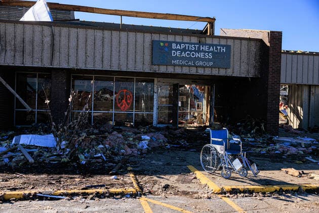 News Themen der Woche KW49 News Bilder des Tages December 12, 2021, Dawson Springs, United States: The Baptist Health Deaconess Medical Group building is damaged after a tornado tore through rural Kentucky..Multiple tornadoes touched down in several midwestern states late Friday evening causing widespread destruction and leaving an estimated 70-plus people dead. Dawson Springs United States - ZUMAs197 20211212_zaa_s197_160 Copyright: xJeremyxHoganx