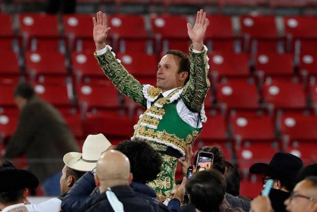 The Spanish bullfighter Antonio Ferrera celebrates after fighting his second bull, Ayate of 585 kg, during the Gudalupana bullfight of the big season La Reapertura, in the Plaza de Toros Mexico, in Mexico City, Mexico, 12 December 2021 Guadalupana bullfight at the Plaza de Toros Mexico !ACHTUNG: NUR REDAKTIONELLE NUTZUNG!  Copyright: xMarioxGuzmanx MEX492 20211213-993add51e0fce664ba87c00ce8918b2517d60115