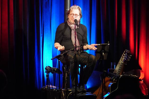 Singer-songwriter Michael Fitz on stage at Cafe Extra with his program Da Mo der Mann Büttelborn 12 12 2021 Michael Fitz at Cafe Extra