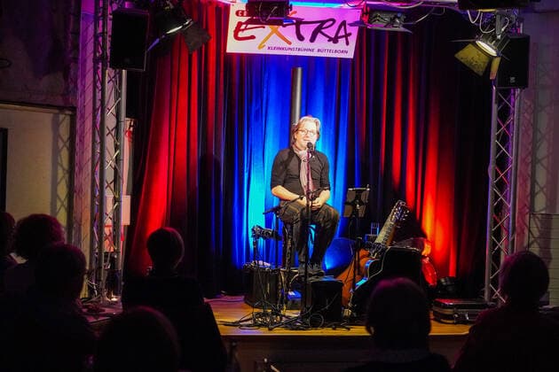 Singer-songwriter Michael Fitz on stage at Cafe Extra with his program Da Mo der Mann Büttelborn 12 12 2021 Michael Fitz at Cafe Extra