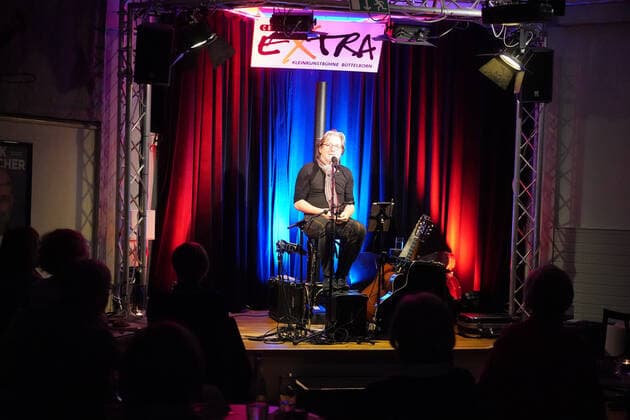 Singer-songwriter Michael Fitz on stage at Cafe Extra with his program Da Mo der Mann Büttelborn 12 12 2021 Michael Fitz at Cafe Extra