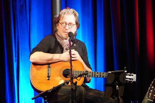 Singer-songwriter Michael Fitz on stage at Cafe Extra with his program Da Mo der Mann Büttelborn 12 12 2021 Michael Fitz at Cafe Extra