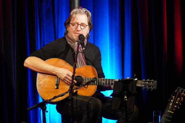 Singer-songwriter Michael Fitz on stage at Cafe Extra with his program Da Mo der Mann Büttelborn 12 12 2021 Michael Fitz at Cafe Extra