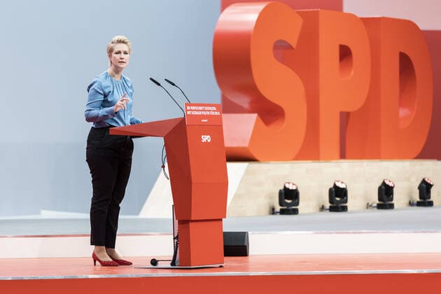 Manuela Schwesig, SPD, Ministerpraesidentin von Mecklenburg-Vorpommern, aufgenommen im Rahmen des SPD-Bundesparteitages in Berlin, 11.12.2021. Bei diesem Parteitag drei Tage nach der Vereidigung der neuen Bundesregierung sucht die SPD einen neuen Bundesvorsitzenden, der den scheidenden Vorsitzenden Norbert Walter-Borjans im Amt ersetzt. Berlin Deutschland *** Manuela Schwesig, SPD, State Premier of Mecklenburg Vorpommern, pictured at the SPD federal party conference in Berlin, 11 12 2021 At this party conference three days after the new federal government was sworn in, the SPD is looking for a new federal leader to replace outgoing leader Norbert Walter Borjans in office Berlin Germany Copyright: xFlorianxGaertner photothek.dex