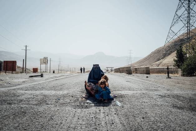 Frauen unter dem Taliban Regime in Afghanistan Soraya, 25 years old, begs on the road between Mazar-e Sharif and Kabul. She has to take care of her two nephews after the death of her brother.  AdrienxVautierx xLexPictorium LePictorium_0257193