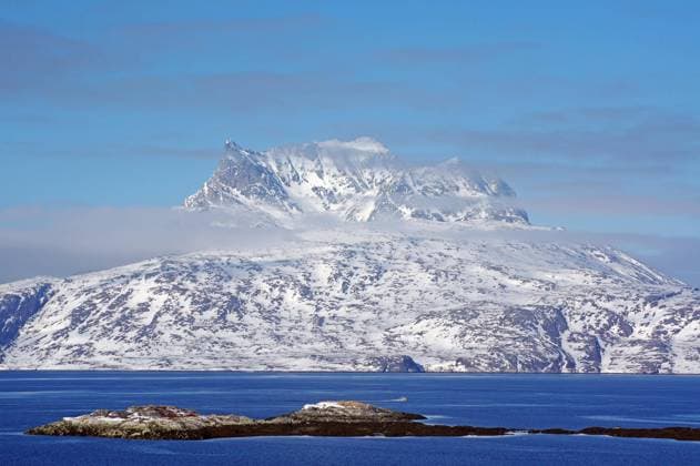 Schroffe, verschneite Berglandschaft, Fjord, kleine Inseln, Nuuk, Arktis, Nordamerika, Grönland, Dänemark, Nordamerika *** Rugged snowy mountain landscape, fjord, small islands, Nuuk, Arctic, North America, Greenland, Denmark, North America Copyright: imageBROKER ReinhardxPantke ibxrpa07188692.jpg