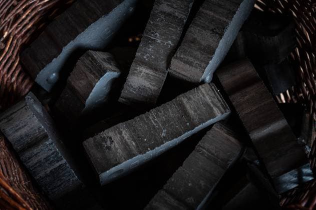 IMAGO Nature: Unsere Erde, Ressourcen, Kohle Kohlebriketts liegen in einem Korb in einer Wohnung. Rottweil Baden-Württemberg Deutschland *** Coal briquettes lying in a basket in an apartment Rottweil Baden Württemberg Germany