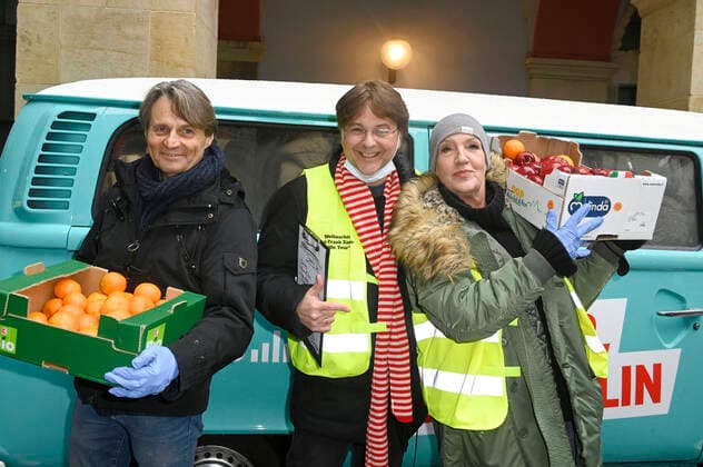Bilder des Jahres 2021, Entertainment 12 Dezember Entertainment Themen der Woche KW50 Entertainment Bilder des Tages Wolfgang Bahro, Marcus Zander und Katy Karrenbauer verteilen Essen und Geschenke aus dem Food Truck an Obdachlose und Bedürftige. Berlin, 13.12.2021 *** Wolfgang Bahro, Marcus Zander and Katy Karrenbauer distribute food and gifts from the Food Truck to the homeless and needy Berlin, 13 12 2021 Foto:xF.xKernx xFuturexImage