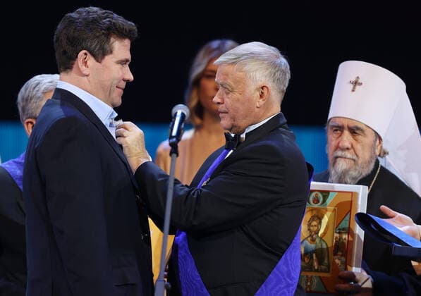 MOSCOW, RUSSIA - DECEMBER 13, 2021: Russian pianist Denis Matsuev (L), a laureate of For The Faith and Fidelity award presented by St Andrew the First-Called Foundation, and Vladimir Yakunin, chairman of the Board of Trustees of St Andrew the First-Called Foundation, attend a ceremony at the State Kremlin Palace. Vladimir Gerdo TASS  TS11BB6F