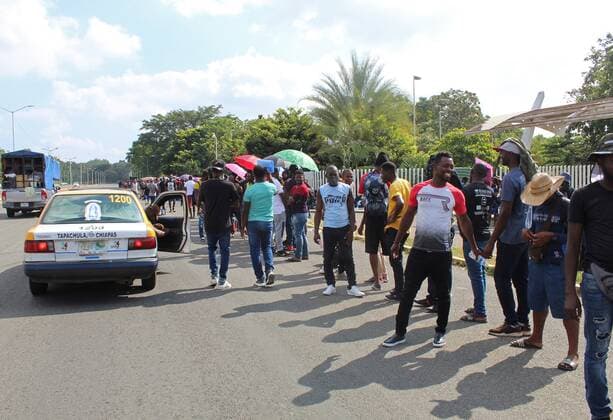 Haitian migrants line up to carry out paperwork with the Mexican immigration authorities today, in Tapachula, Chiapas state, Mexico, 13 December 2021. The Mexican authorities of the National Institute of Migration (INM) issued this Monday about 800 exit documents for Haitian migrants to move from Tapachula, Chiapas, in the southeast of the country, to other states. EFE Juan Manuel Blanco Migration processes permits for 800 Haitians to leave southern Mexico !ACHTUNG: NUR REDAKTIONELLE NUTZUNG!  Copyright: xJuanxManuelxBlancox MEX687 20211213-a582daa755c2ed395c585f6297ddbd51551c8c58