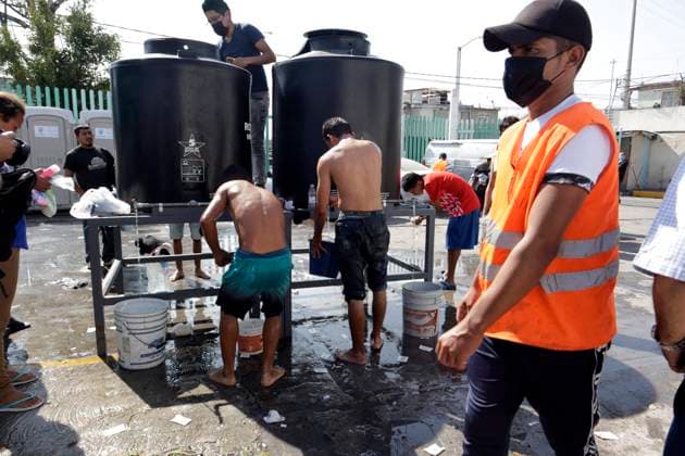 Migrants Rest Before Continue Their Journey To US MEXICO CITY, MEXICO - DECEMBER 13, 2021: Migrants take a bath , during their stay at Casa del Peregrino San Juan Diego while rest before continue their journey heading to the United States border. On December 13, 2021 in Mexico City, Mexico. (Photo by Luis Barron Eyepix Group) Copyright: xLuisxBarronx xEyepixxGroupx EYEPIXGROUP_LB_13122021_21347
