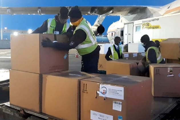 News Bilder des Tages JOHANNESBURG, SOUTH AFRICA â€“ DECEMBER 14, 2021: Unloading cargo from a Russian Emergencies Ministry Ilyushin IL-76 transport aircraft at an airport in Johannesburg. Russia has sent a team of virologists, epidemiologists, Rospotrebnadzor and Russian Health Ministry medical workers, Russian Emergencies Ministry officers and a Kamaz lorry equipped with a mobile laboratory of the Rospotrebnadzor Agency to South Africa amid the COVID-19 pandemic. The mission has been ordered by Russiaâ€™s President Putin in response to a request from South African President Ramaphosa. On 25 November 2021, the South African Ministry of Health reported the emergence of the Omicron variant of SARS-CoV-2 which causes COVID-19. Russian Emergencies Ministry TASS THIS I  TS11BC21