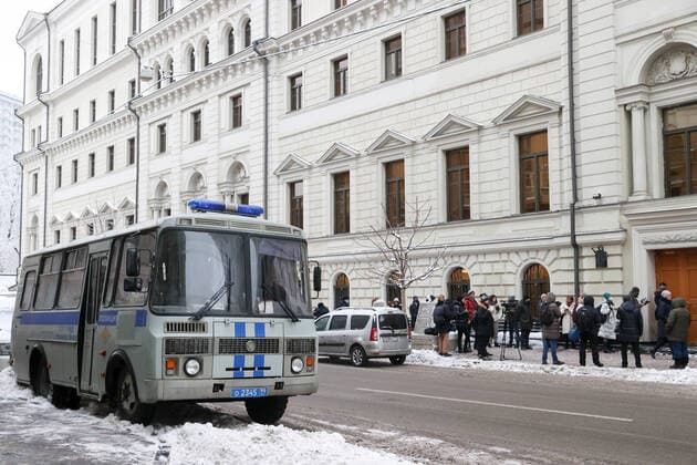 News Themen der Woche KW50 News Bilder des Tages MOSCOW, RUSSIA â€” DECEMBER 14, 2021: Human rights activists and a police vehicle are seen outside the Supreme Court of Russia during a hearing to consider a bid by the Russian Prosecutor Generalâ€™s Office to shut down Memorial Society, a non-profit international public organisation, which has been declared a foreign agent in Russia, and its subdivisions for violating the â€˜Foreign Agentâ€™ Law. Founded in 1989, the Memorial Society is an international history society researching political repression and monitoring human rights in present-day Russia and other post-Soviet states. The Memorial Society was declared a foreign agent in 2016. Stanislav Krasilnikov TASS  TS11BC31