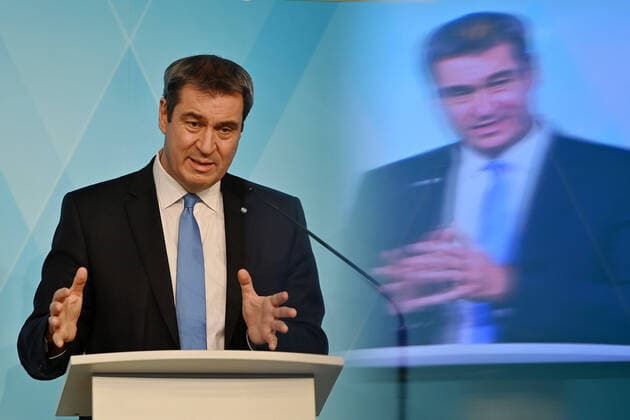 Markus SOEDER Ministerpraesident Bavaria and CSU chairman and his mirror image, gesture, single image, cropped single image, portrait, portrait press conference of the Bavarian state government after joint cabinet meeting of Bavaria and Saxony on 14 12 2021 in the Prinz Carl Palais in Munich