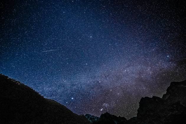 Geminiden-Schauer über China (211214) -- KUNMING, Dec. 14, 2021 -- Photo taken on Dec. 14, 2021 shows a meteor of Geminids meteor shower at the Yulong Snow Mountain in Lijiang City, southwest China s Yunnan Province. The Geminids meteor shower of 2021 reached its peak on Tuesday. ) CHINA-GEMINIDS METEOR SHOWER (CN) HuxChao 