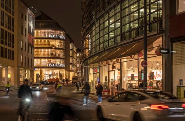 Abendverkehr, Rosental, Muenchen, 12. November 2021 DEU, Deutschland, Muenchen, 12. November 2021, Rosental, Strasse, abends, Verkehr, Stadtverkehr, Geschaefte offen, Schaufenster leuchten, Konen, Licht, Lichter, vorweihnachtlich, dunkel, Dunkelheit, PKW, Autos, Radfahrer, Fussgaenger, Alltag, Freitag, Freitagabend, Stimmung, Atmosphaere, draussen, aussen, outdoor, die 7-Tage-Inzidenz für Muenchen betraegt aktuell laut RKI 124,0 (Stand 12.11.2021), Inzidenzwert, Inzidenz steigt, Muenchener, Einzelhandel, stationaerer Handel, Konsum, Stadt, Innenstadt, Zentrum, Altstadt, mobil, Mobilitaet, Herbst, Wirtschaft, Krise, Coronakrise, Pandemie, COVID-19, Bayern, November, 2021, Querformat, *** Evening traffic, Rosental, Munich, 12 November 2021 D
