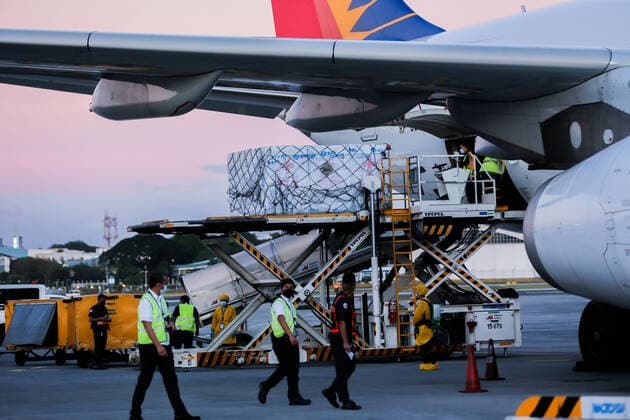 (211214) -- PASAY CITY, Dec. 14, 2021 -- Staff members unload cargos containing Sinovac vaccines donated by the Chinese government from a plane in Pasay City, the Philippines, Dec. 14, 2021. The Philippines received on Tuesday an additional batch of Sinovac vaccines donated by the Chinese government to help the Southeast Asian country recover quickly from the COVID-19 pandemic. ) PHILIPPINES-PASAY CITY-CHINA-DONATED SINOVAC COVID-19 VACCINES ROUELLExUMALI 
