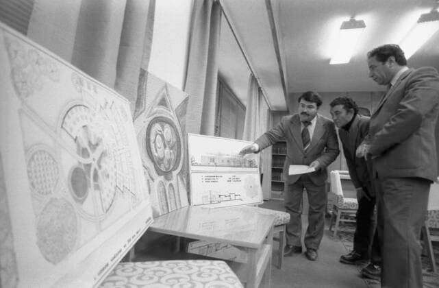 Navoi city 6713205 01.02.1982 A group of architects discuss development plans for the city of Navoi, Uzbek SSR. Alexander Liskin Navoi Uzbekistan  Copyright: xAlexanderxLiskinx