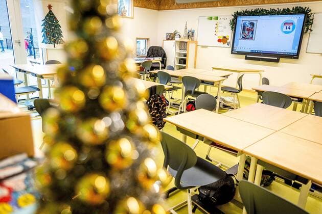 14 12 2021, Maasdam The outgoing cabinet is considering closing primary schools earlier for the Christmas holidays Due to the advance of the omikron variant, consideration is being given to starting the Christmas holidays earlier and closing the schools a week earlier Parents are no longer allowed to enter the school due to the current  Copyright: xANPx xJeffreyxGroenewegx x442073148x