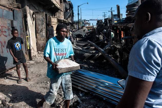 News Themen der Woche KW50 News Bilder des Tages A man collects material from the rubble of a strong explosion, in Cap Haitien, Haiti, 14 December2021. Haitian Prime Minister Ariel Henry traveled to Cap-Haitien, in the north of the country, on Tuesday, to learn first-hand about the situation after the explosion of a tanker, which caused at least 60 deaths and dozens of injuries. Henry announced that he traveled accompanied by a significant number of doctors and first aiders , as well as several members of his Government. Haitian Prime Minister travels to Cap-Haitien due to explosion with 60 dead !ACHTUNG: NUR REDAKTIONELLE NUTZUNG!  Copyright: xJohnsonxSabinx AME4469 20211214-4c7a9bd69480126c7c6dedd68ad9add05c8091ae