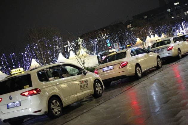 Taxis warten am Jungfernstieg in der Hamburger Innenstadt auf Kunden. Altstadt Hamburg *** Taxis waiting for customers at the Jungfernstieg in downtown Hamburg Altstadt Hamburg
