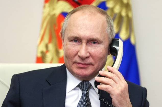 News Bilder des Tages MOSCOW REGION, RUSSIA - DECEMBER 15, 2021: Russia s President Vladimir Putin speaks on the phone with 13 year-old Tatyana Trotsenko of Russia s Stavropol Territory. Her wish to attend a performance of the Swan Lake ballet at the Mariinsky Theatre, was fulfilled by the president as part of the Yolka Zhelany Christmas Tree of Wishes campaign. Mikhail Metzel POOL TASS  TS11BDBE