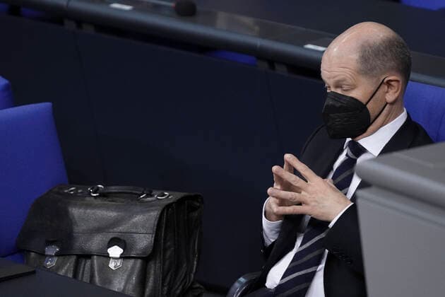 8. Plenarsitzung des Deutscher Bundestag Aktuell,15.12.2021 Berlin, Bundeskanzler Olaf Scholz (SPD) mit geschlossenen Augen im Portrait auf der Regierungsbank nach seiner Regierungserklaerung bei der 8. Sitzung des Deutschen Bundestag in Berlin Berlin Berlin Deutschland *** 8 Plenary Session of the German Bundestag Current,15 12 2021 Berlin, Chancellor Olaf Scholz SPD with closed eyes in portrait on the government bench after his government declaration at the 8 session of the German Bundestag in Berlin Berlin Germany