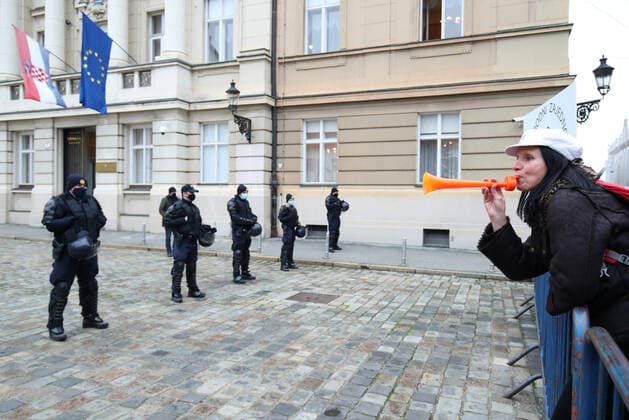 News Bilder des Tages PXL_Protest in Zagreb Police during the protest at St. Mark s Square against the vaccination of children ,in Zagreb, Croatia, on December 15, 2021. SanjinxStrukic PIXSELL