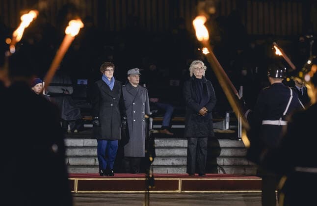 News Themen der Woche KW50 News Bilder des Tages Die ehemalige Verteidigungsministerin Annegret Kramp-Karrenbauer (CDU) und die Verteidigungsministerin Christine Lambrecht (SPD) im Rahmen ihres Zapfenstreiches im Verteidigungsministerium. Berlin, 15.12.2021. Berlin Deutschland *** Former Defence Minister Annegret Kramp Karrenbauer CDU and Defence Minister Christine Lambrecht SPD during their taps at the Ministry of Defence Berlin, 15 12 2021 Berlin Germany Copyright: xXanderxHeinl photothek.dex
