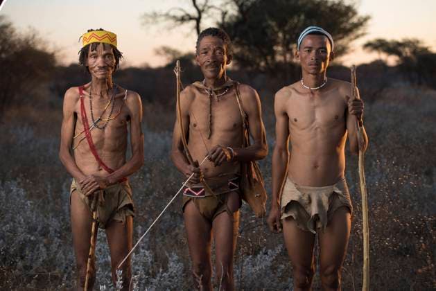 IMAGO Nature: Unsere Erde, Naturschutz, Indigene Völker Portraits of People from the Bushmen Naro Tribe. Botswana is home to approximately 63,500 San people, which is roughly 2.8% of the country s population, making it the country with the highest population of San people. The San peoples (also Saan), or Bushmen, are members of various Khoe, Tuu, or KxÊ¼a-speaking indigenous hunter-gatherer groups that are the first nations of Southern Africa. Botswana. LetsoxLeipego xMajorityxWorld 925_19_MWC039270