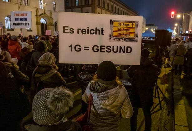 Querdenker Demo, Ludwigstrasse, Munich 15 December 2021 DEU, Germany, Munich, 15 12 2021, big rally of Corona rebels against Corona measures and vaccination duty, December 2021, Querdenker Demo, ca 3500 demonstrators, 1G, poster, Ludwigstrasse, corner Schellingstrasse, evening, Bavaria, December, landscape format