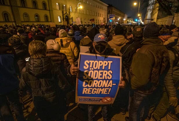 Querdenker Demo, Ludwigstrasse, Munich 15 December 2021 DEU, Germany, Munich, 15 12 2021, big rally of Corona rebels against Corona measures and compulsory vaccination, December 2021, Querdenker Demo, ca 3500 demonstrators, Ludwigstrasse, corner Schellingstrasse, AfD sympathizer, poster Stoppt Söders Corona Regime, evening, Bavaria, December, landscape format