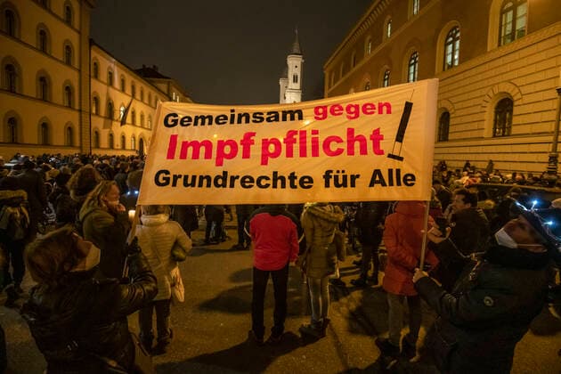 News Themen der Woche KW50 News Bilder des Tages Querdenker-Demo, Ludwigstraße, München 15. Dezember 2021 DEU, Deutschland, München, 15.12.2021, grosse Kundgebung von Corona-Rebellen gegen Coronamassnahmen und Impfpflicht, Dezember 2021, Querdenker Demo, ca. 3500 DemonstrantInnen, Ludwigstrasse, Ecke Schellingstrasse, abends, Bayern, Dezember, Querformat *** Querdenker Demo, Ludwigstrasse, Munich 15 December 2021 DEU, Germany, Munich, 15 12 2021, big rally of Corona rebels against corona measures and compulsory vaccination, December 2021, Querdenker Demo, ca 3500 demonstrators, Ludwigstrasse, corner Schellingstrasse, evening, Bavaria, December, landscape format