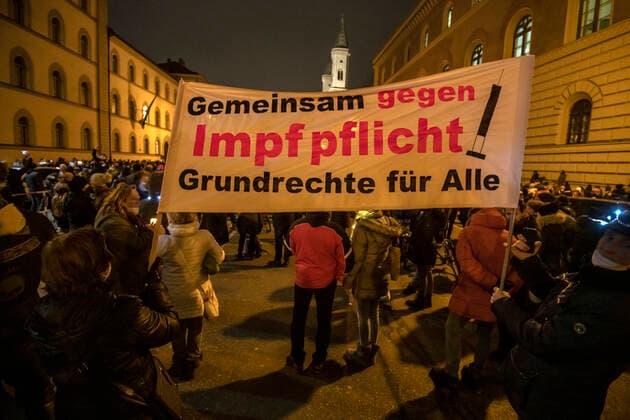 Querdenker Demo gegen Massnahmen und Impfpflicht, Ludwigstrasse, Munich 15 December 2021 DEU, Germany, Munich, 15 12 2021, big rally of Corona rebels against Corona measures and vaccination obligation, December 2021, Querdenker Demo, about 1500 demonstrators, Ludwigstrasse, corner Schellingstrasse, evening, Bavaria, December, landscape format