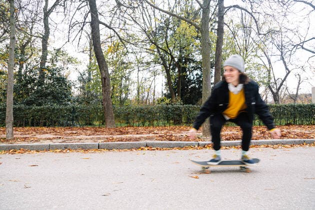 IMAGO Creative: Fit durch den Herbst Full body of cheerful young woman in casual clothes riding skateboard on asphalt roadway in autumn park, Model released AlbaCaro_SkateWoman_15.jpg Copyright: xAlbaxCarox MR