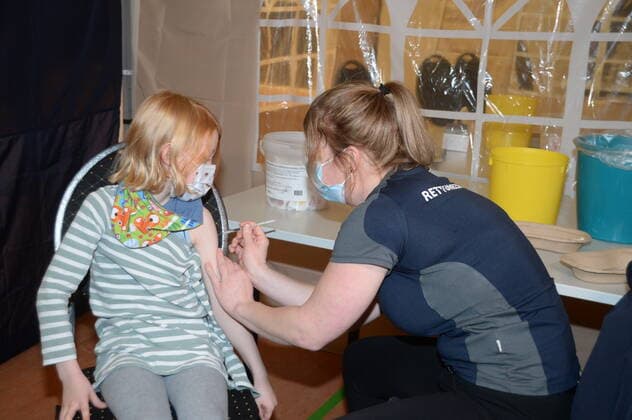 Lüneburg the 16 12 2021 Around 250 children aged 5 11 years were vaccinated against the corona virus in Lüneburg on Wednesday afternoon In a sports hall of the Ochtmisser sports club OSV, they were administered the childrens vaccine from Biontec to start the vaccination campaign Around 250 children were vaccinated against coron